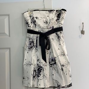 Women’s white and black strapless dress